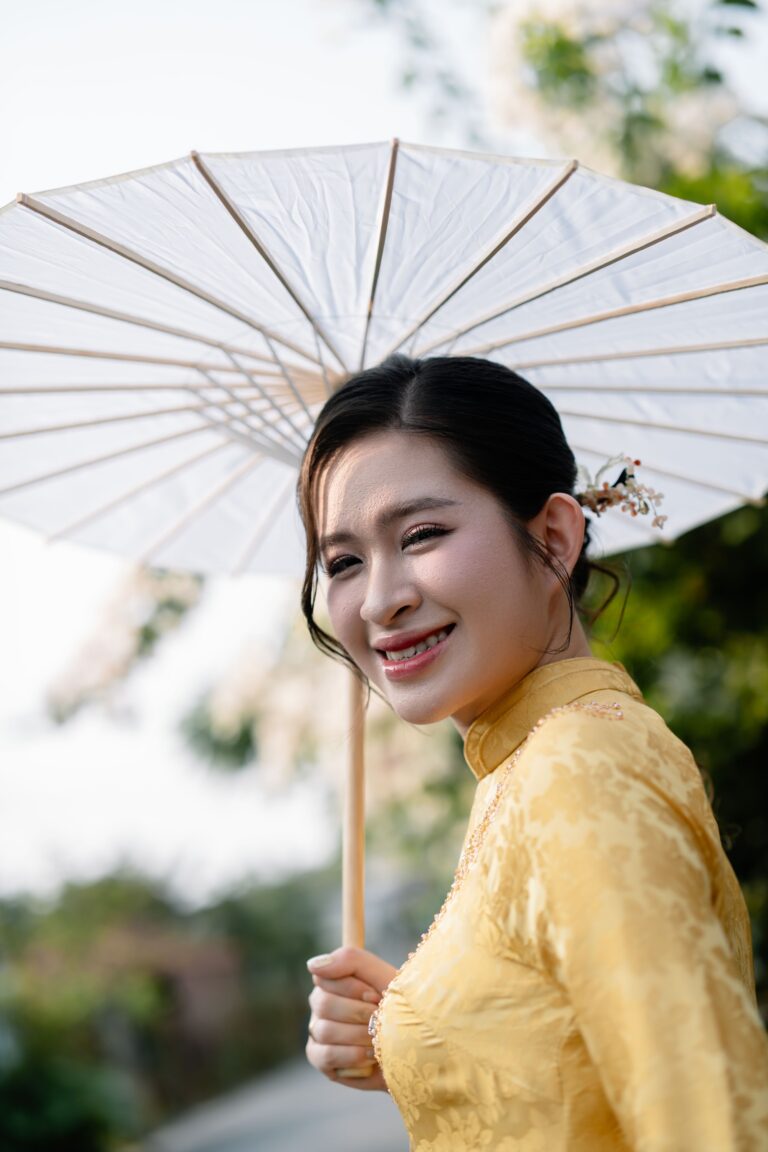 Cô dâu áo dài vàng với ô giấy – Celef Wedding