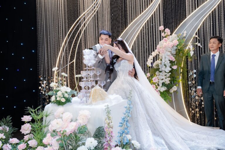 Cô dâu chú rể bên tháp champagne – Celef Wedding