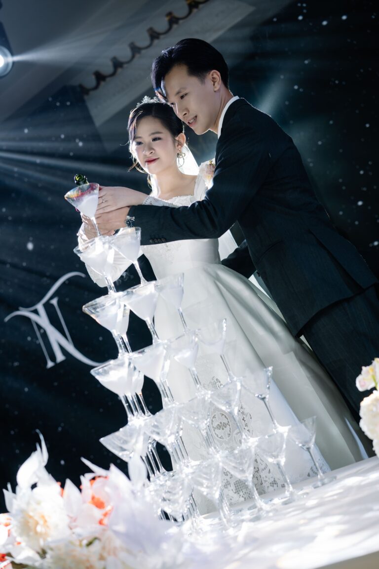 Cô dâu chú rể trên sân khấu tiệc cưới – Celef Wedding
