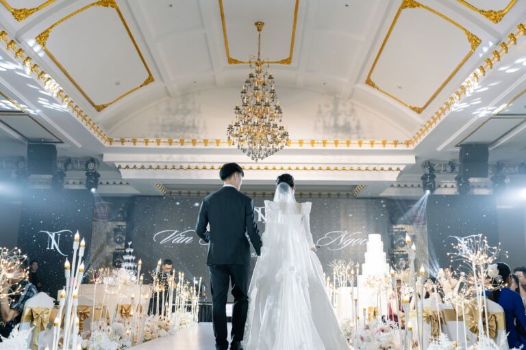 Cô dâu chú rể bước vào sảnh tiệc – Celef Wedding