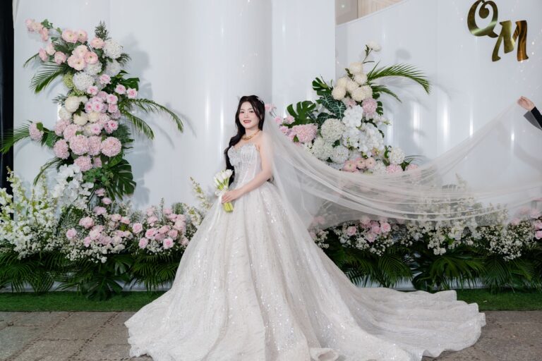 Cô dâu trên sân khấu với khăn voan dài – Celef Wedding