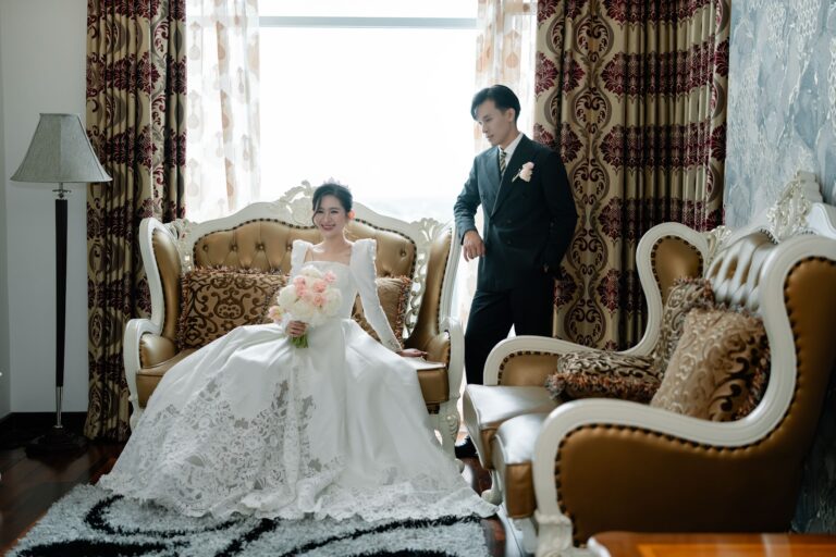 Cô dâu trên ghế sofa cổ điển – Celef Wedding